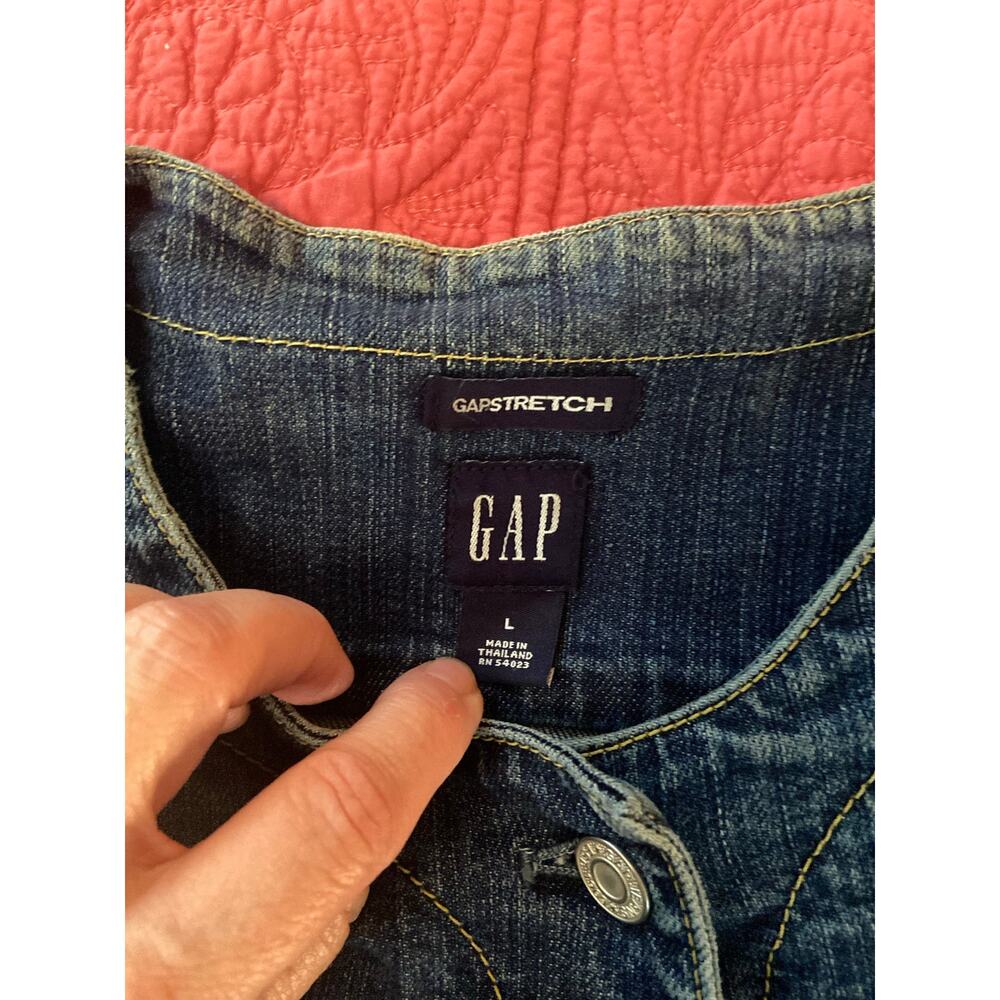 GAP blue denim jacket with 3 snap cuffs, 4 pockets and collarless styling - Picture 9 of 9